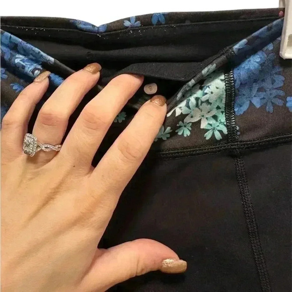 LULULEMON BLACK FLORAL FLARE CROPPED CAPRI LEGGINGS - Picture 3 of 4